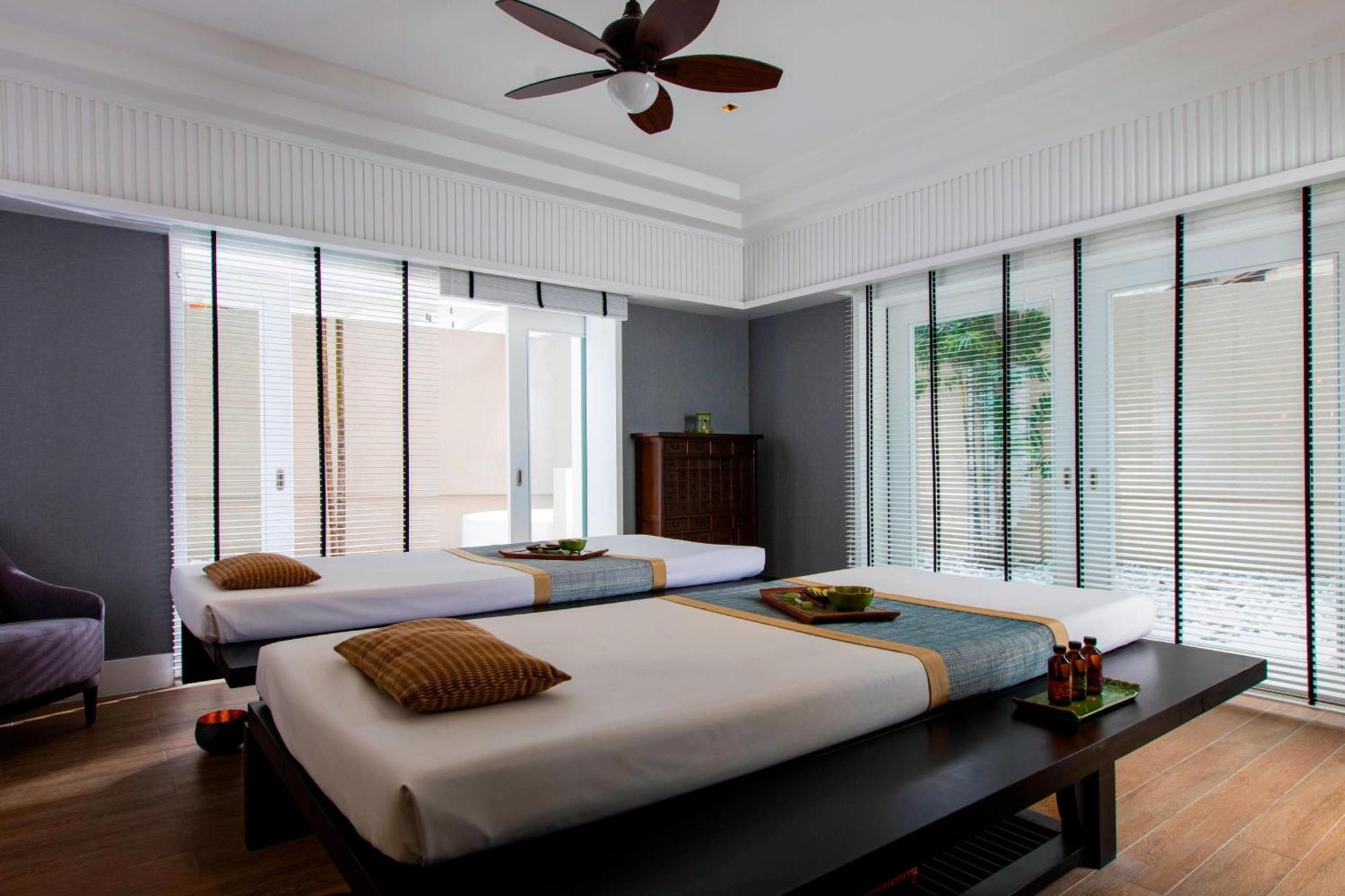 Hotel The Ritz-Carlton, Kuala Lumpur Exterior foto A massage room at a spa