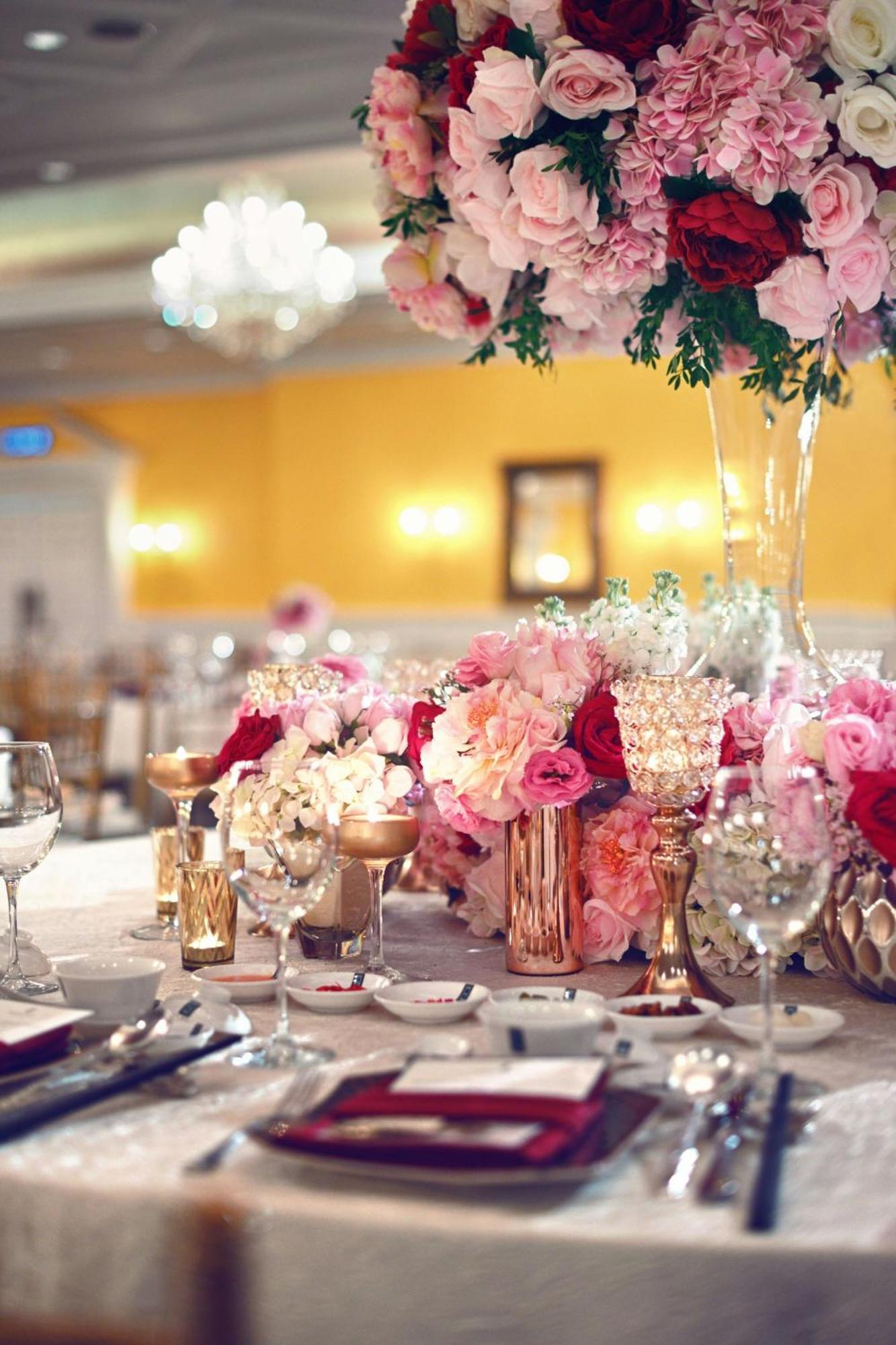 Hotel The Ritz-Carlton, Kuala Lumpur Exterior foto A table decorated with flowers