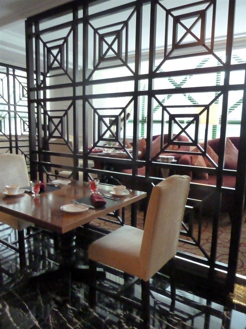 Hotel The Ritz-Carlton, Kuala Lumpur Exterior foto Interior of a restaurant in the city