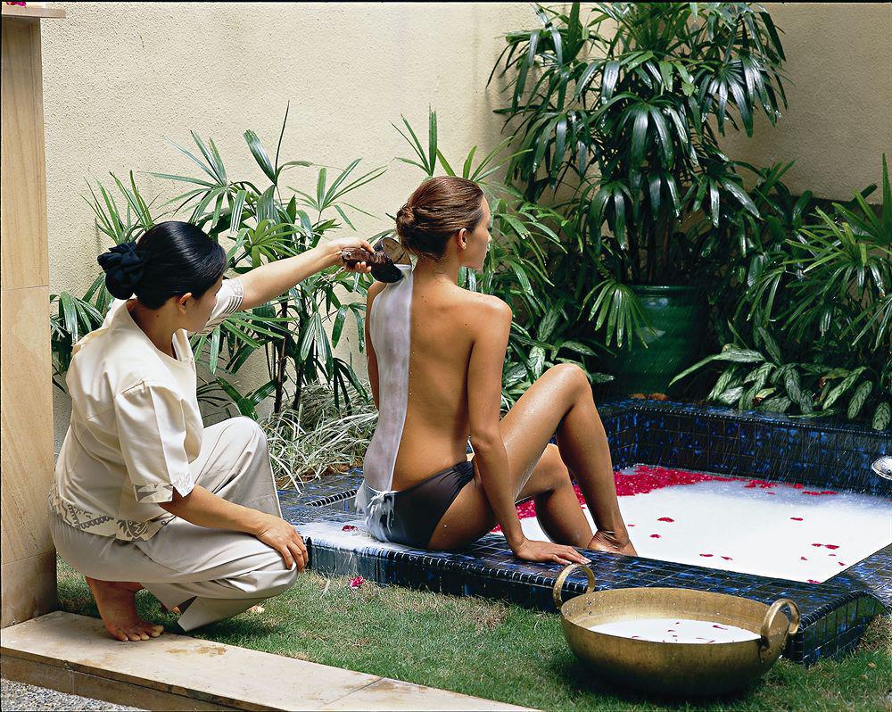 Hotel The Ritz-Carlton, Kuala Lumpur Exterior foto A spa treatment